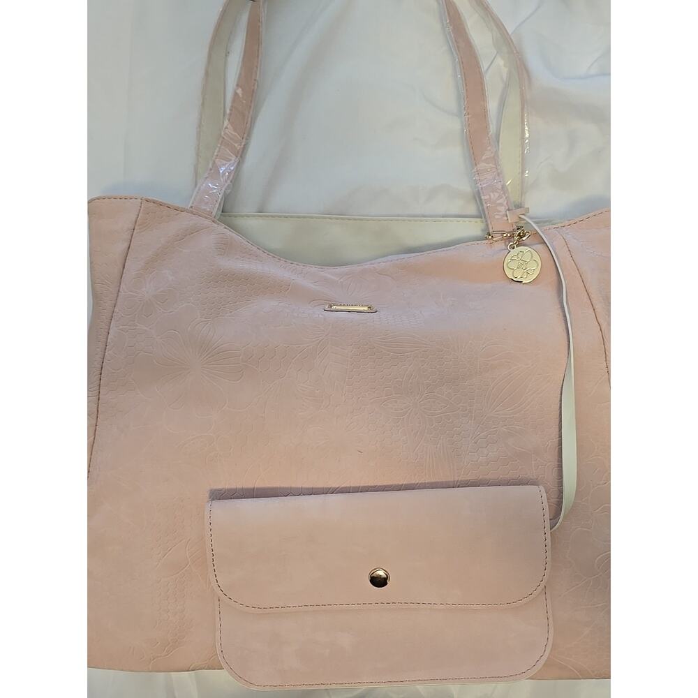 NWT 2pc Soft Pink Nayomi Brand Saudi Arabia Tote Floral Embossed Gold Logo Charm
